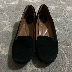 Super comfy black Clarks loafers. size 7M